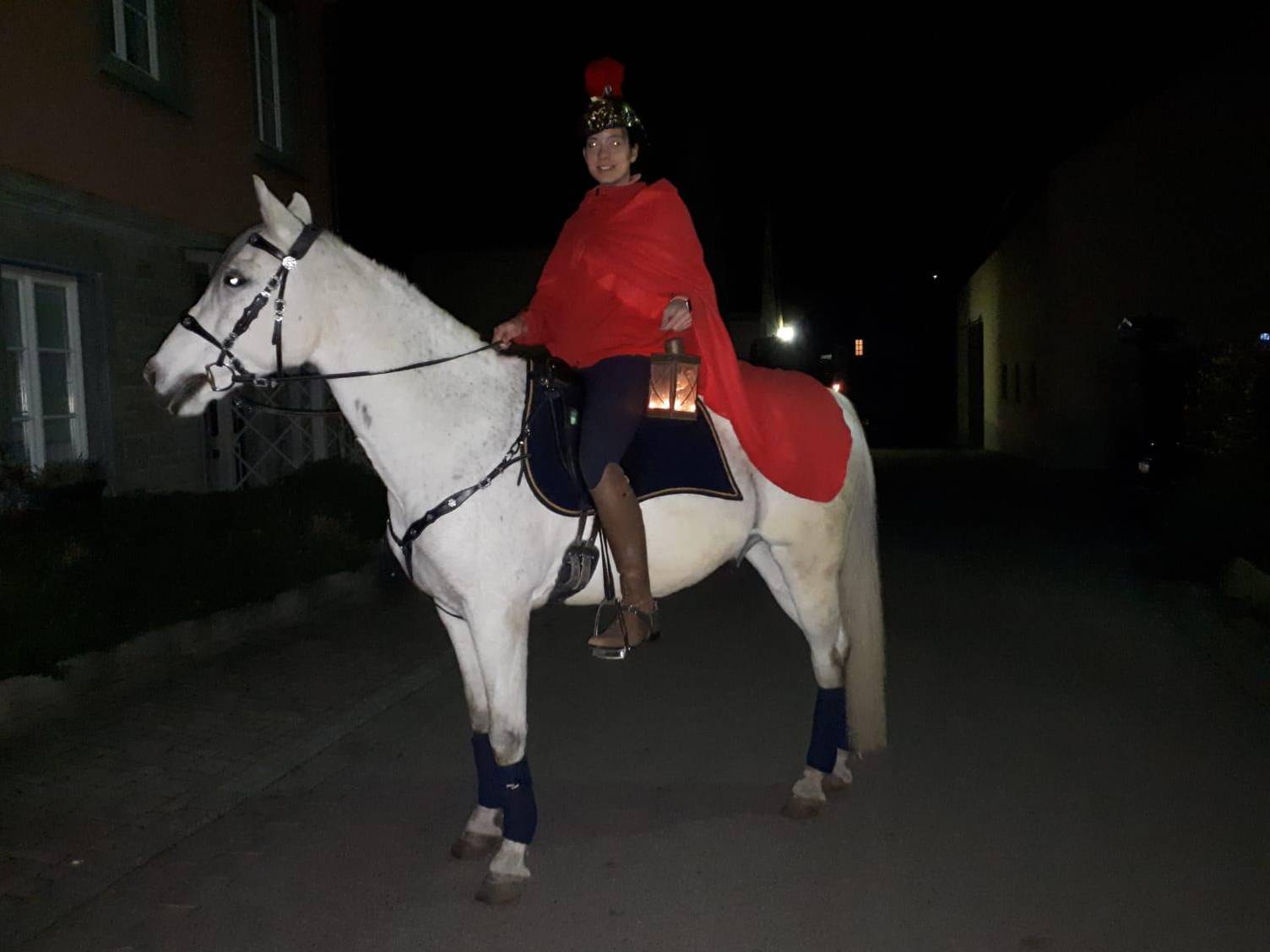  Laura Heck mit ihrem Pferd als Sankt Martin 