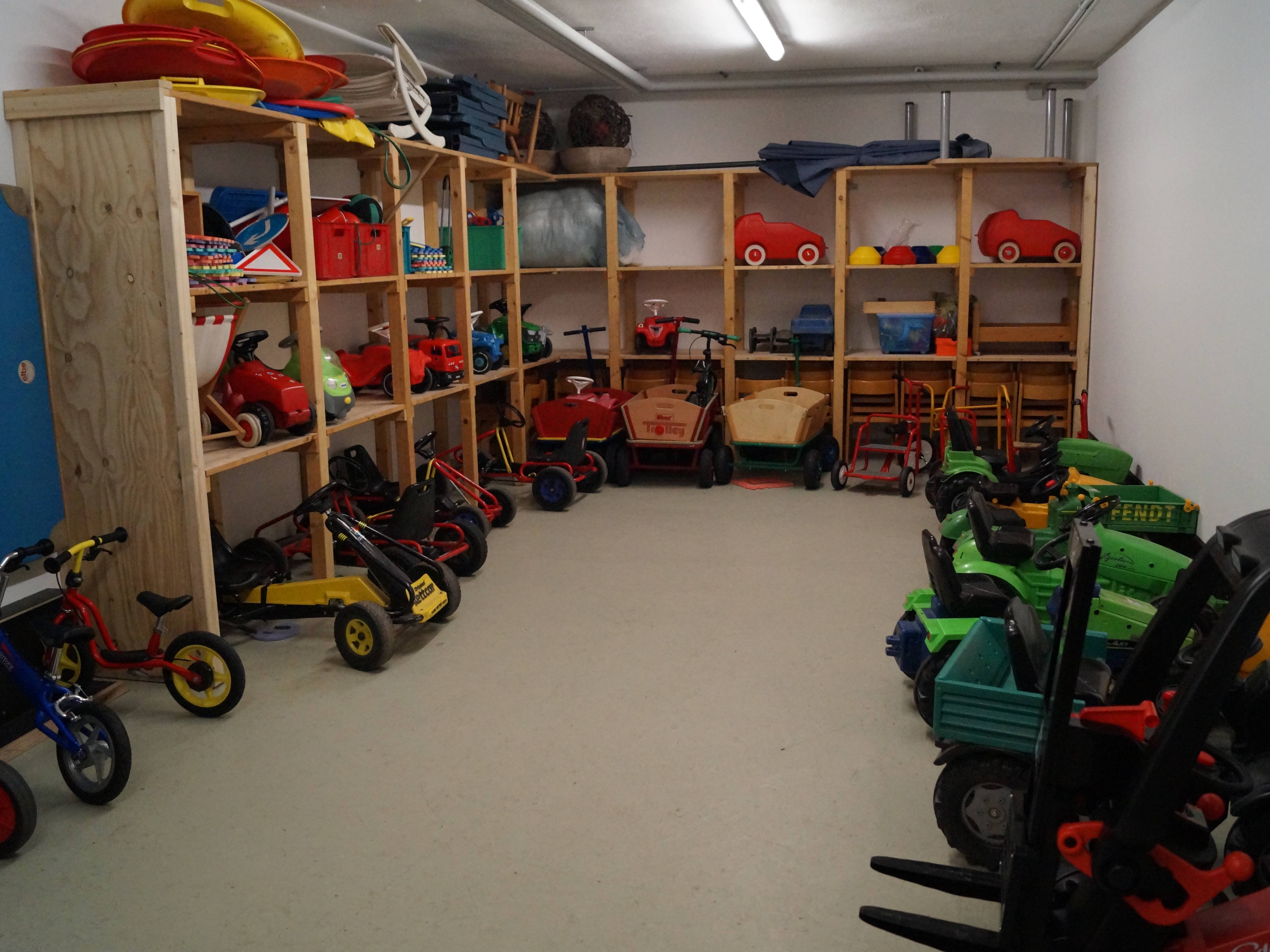  Die "Garage" mit verschiedenen Fahrzeugen für die Kinder 